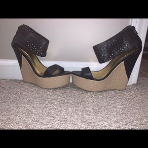 BEBE Black and tan wedges